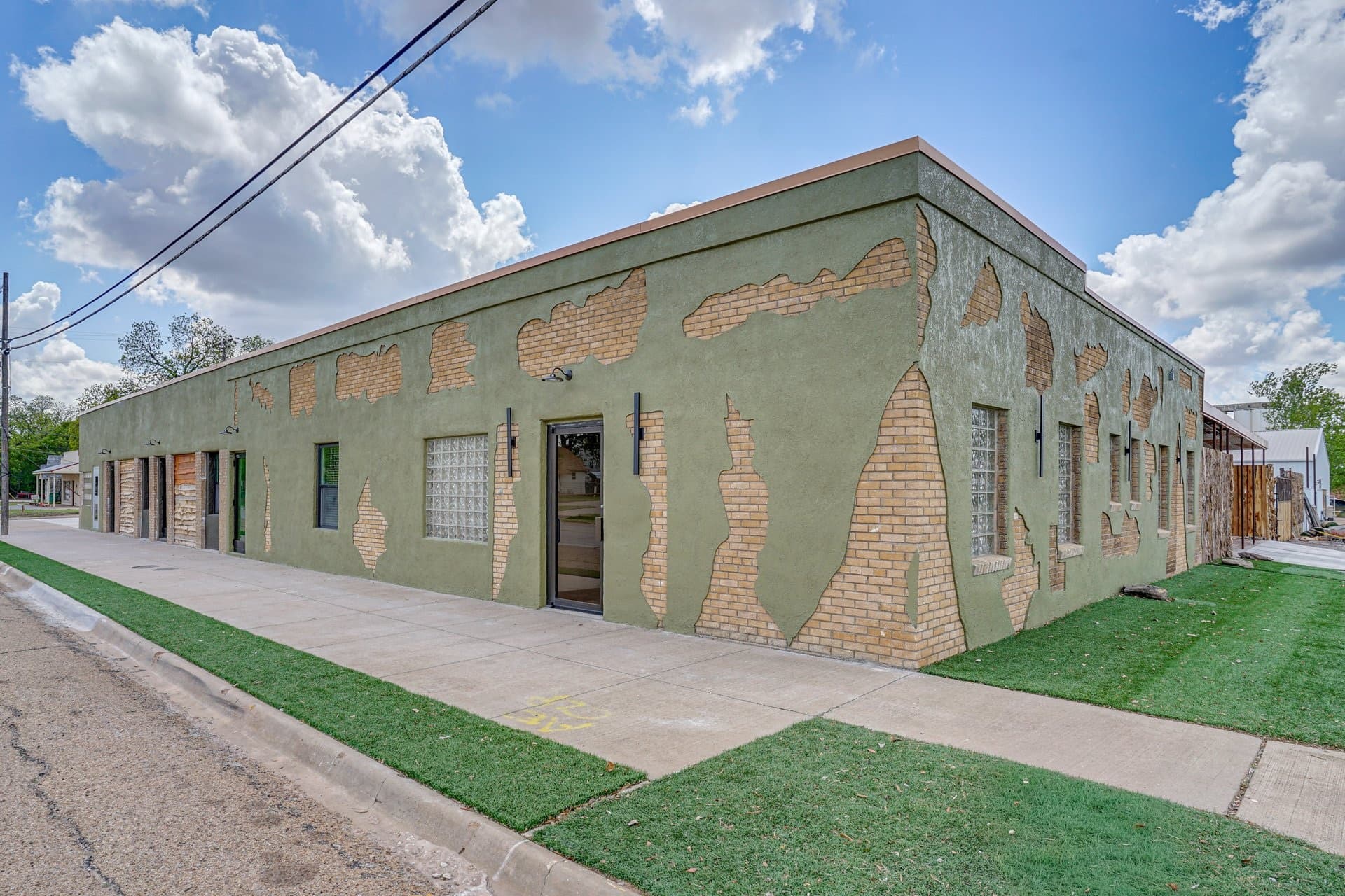 Retail/Apartments/Office – image 9